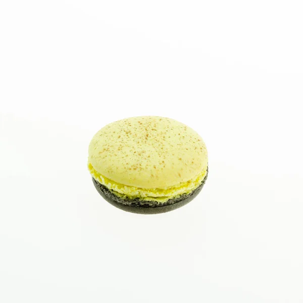 Macaron amarillo y marrón sobre fondo blanco — Foto de Stock