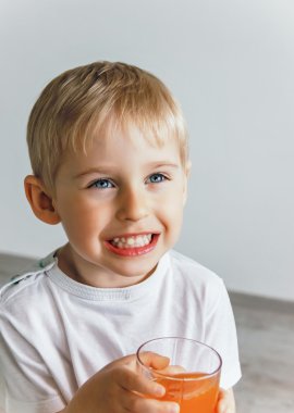 neşeli gülen çocuk çocuk ifade eder sağlıklı dişler, gösterilen