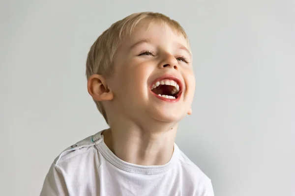 Anak yang ceria tertawa menunjukkan gigi putih, sangat lembut fokus — Stok Foto