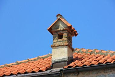 Baca kiremitli çatıda, eski binaların çatısı  