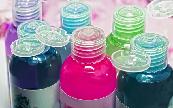 Bouteilles colorées pour cosmétiques, cosmétiques et shampooings , — Photo