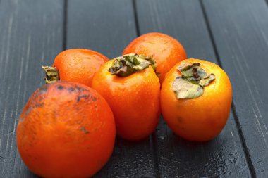 Trabzon hurması, üzerinde rustik ahşap masa meyve taze olgun Trabzon hurması