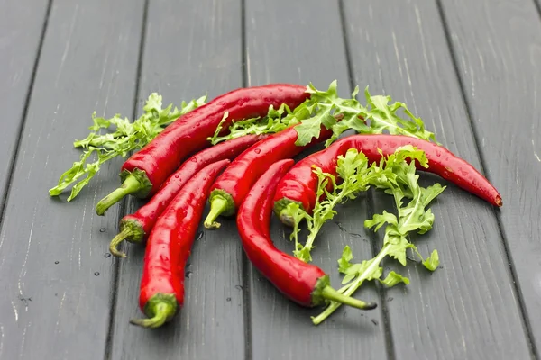 Chilipeppar och ruccola, ligger horisontellt — Stockfoto