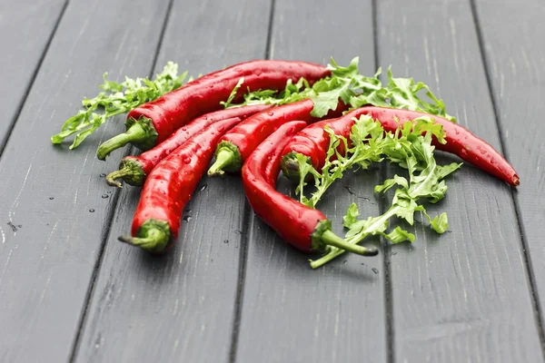 Chilipeppar och ruccola, ligger horisontellt — Stockfoto