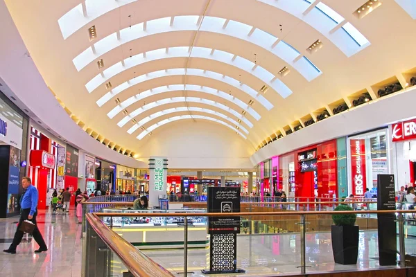 Centro comercial Dubai Mall, vista interior, boutiques y gente ar — Foto de Stock