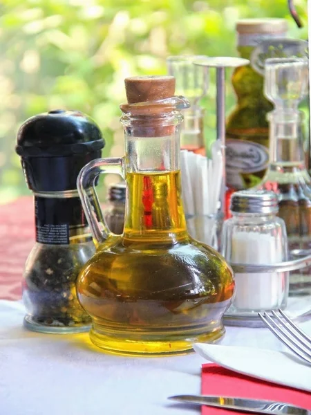 Étkészlet, olíva olaj, fűszerek vannak, az asztalon, az egészséges és — Stock Fotó