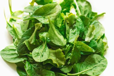 düz beyaz bir adam üzerinde yeşil ıspanak yaprakları