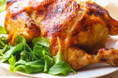 altın kahverengi kabuk fırında pişmiş tavuk,