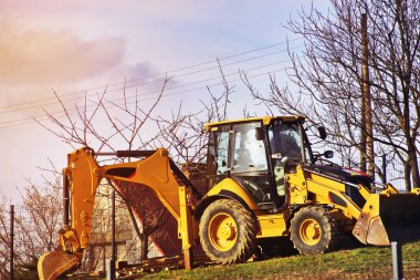  Buldozer, yol çalışması yapıyor bir kova ile traktör