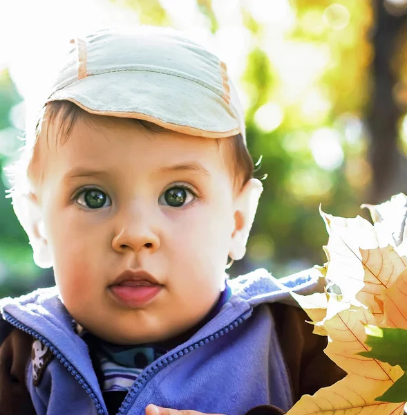 Retrato de um lindo bebezinho em fundo verde natureza o — Fotografia de Stock