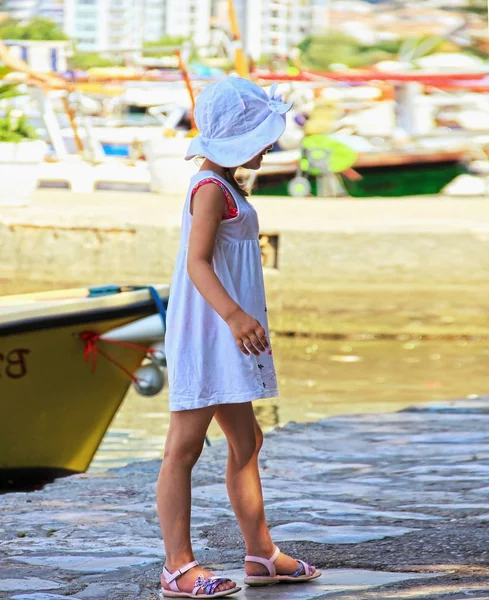 Menina em um panamá branco ao ar livre, praia — Fotografia de Stock