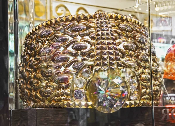 Suurin kultainen rengas maailmassa, suurin ja raskain Gold Ri — kuvapankkivalokuva