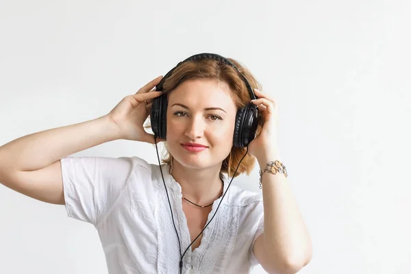 Hermosa chica con auriculares escuchando música y bailando — Foto de Stock