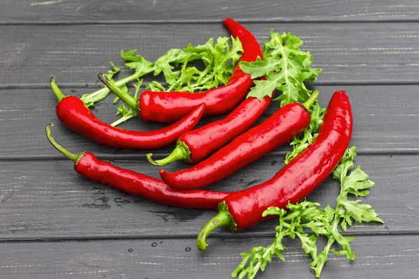 Chilipeppar och ruccola, ligger horisontellt — Stockfoto