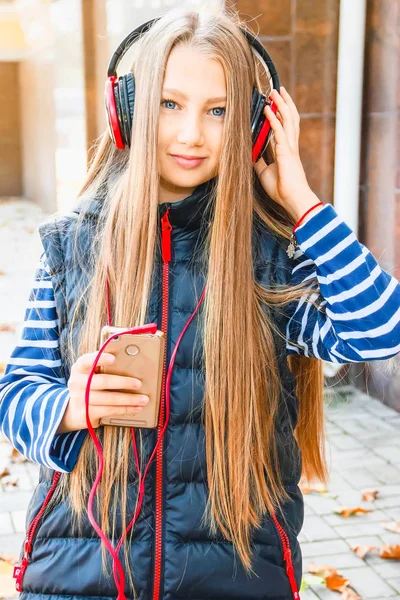 Hermosa chica urbana con auriculares escuchando música. Portrai — Foto de Stock