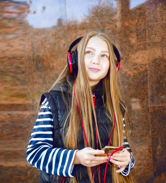 Hermosa chica urbana con auriculares escuchando música. Portrai — Foto de Stock