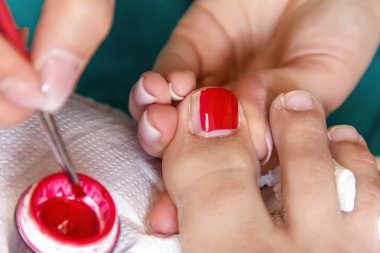 Pedikür, pedikür işlemi profesyonel güzellik salonları, temiz cuticles ve tedavi ve ayak bakımı kendi ayakları üzerinde çivi