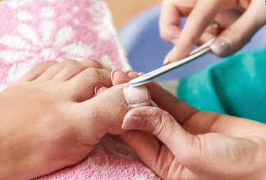 Pedikür, pedikür işlemi profesyonel güzellik salonları, temiz cuticles ve tedavi ve ayak bakımı kendi ayakları üzerinde çivi