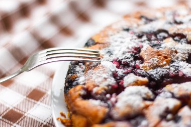 Taze ev yapımı lezzetli kek kiraz ile 