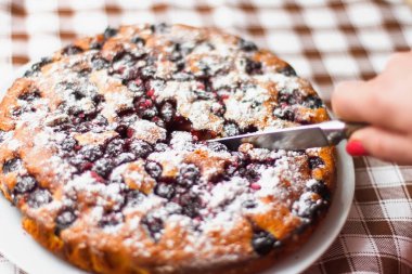 kesme taze ev yapımı lezzetli kek kiraz ile. 