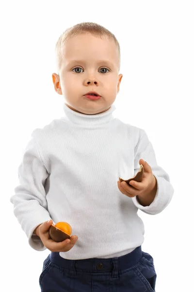 Μικρό αγόρι τρώει μια νόστιμη σοκολάτα αυγό του Πάσχα — Φωτογραφία Αρχείου