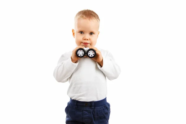 Lycklig pojke som håller en leksaksbil som spelar leksaksbil — Stockfoto