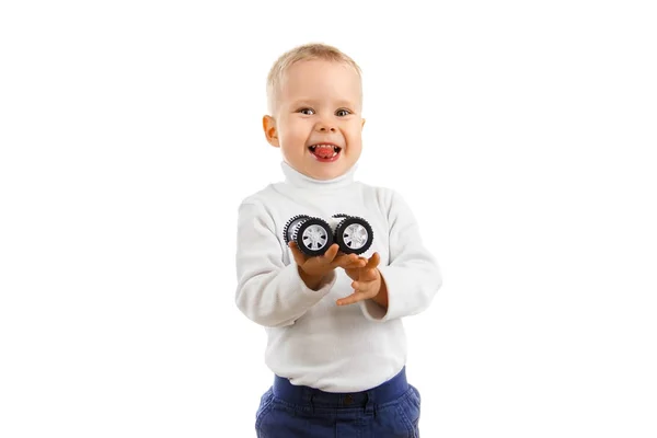 Ευτυχισμένο μωρό αγόρι που κατέχουν ένα αυτοκίνητο παιχνίδι παίζοντας παιχνίδι αυτοκίνητο — Φωτογραφία Αρχείου