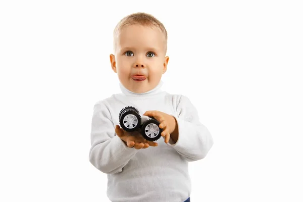 Anak laki-laki bahagia memegang mobil mainan bermain mobil — Stok Foto