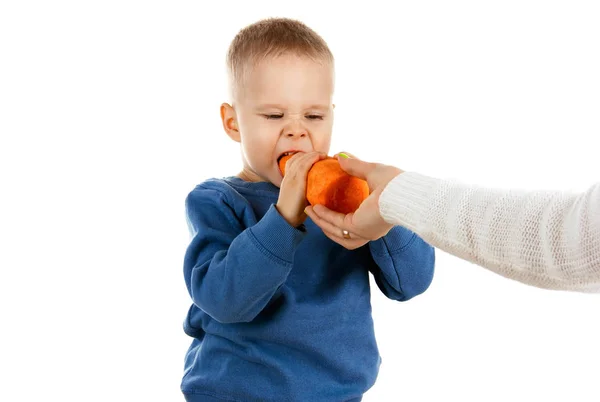 Niño feliz comiendo zanahoria, aislado — Foto de Stock