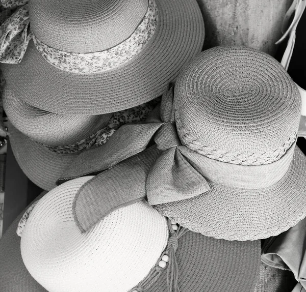 Chapeaux de plage pour femmes, été, vacances à la plage — Photo