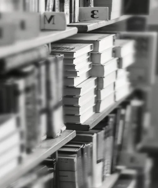 Livros em uma prateleira na biblioteca, leitura e educação científica , — Fotografia de Stock
