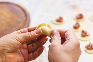 ev yapımı et köfte, çiğ tortellini ve Rus yemekleri masada mantı