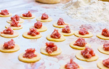 ev yapımı et köfte, çiğ tortellini ve mantı