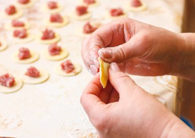 ev yapımı et köfte, çiğ tortellini ve mantı