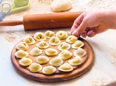 ev yapımı et köfte, çiğ tortellini ve Rus yemekleri masada mantı