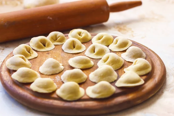 Zelfgemaakte vlees knoedels, ruwe tortellini en ravioli — Stockfoto