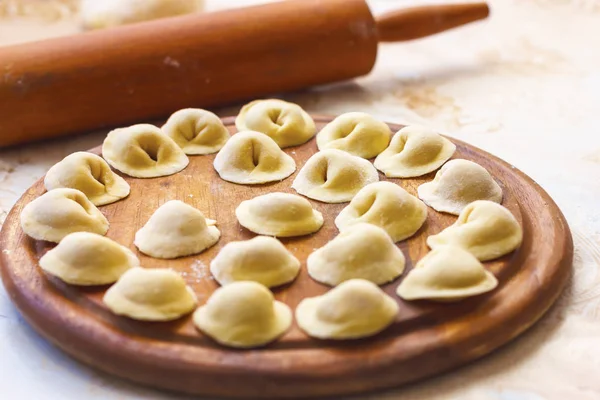 Bolinhos de carne caseiros, tortellini cru e ravioli — Fotografia de Stock