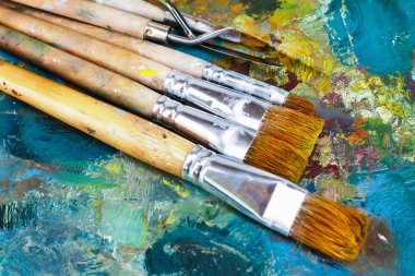 sanatçının paletle yağlı boya ve resim için fırçalar