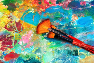 sanatçının paletle yağlı boya ve resim için fırçalar