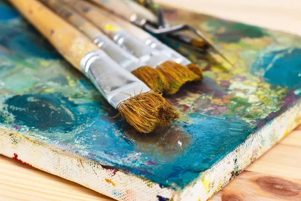 Paleta Artista Con Pinturas Óleo Pinceles Para Pintar — Foto de Stock