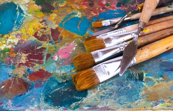 Paleta de artista com tintas e pincéis a óleo — Fotografia de Stock