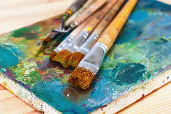 Paleta Artista Con Pinturas Óleo Pinceles Para Pintar — Foto de Stock