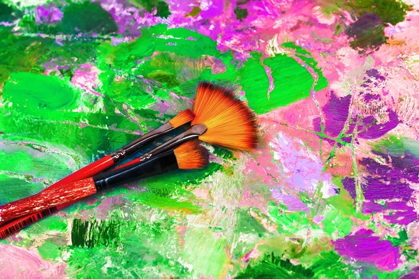 Paleta de artista com tintas e pincéis a óleo — Fotografia de Stock