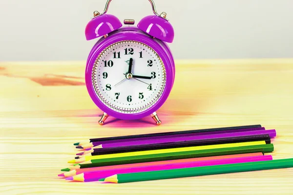 Okula dönüş. renkli kalemler ve çalar saat, — Stok fotoğraf