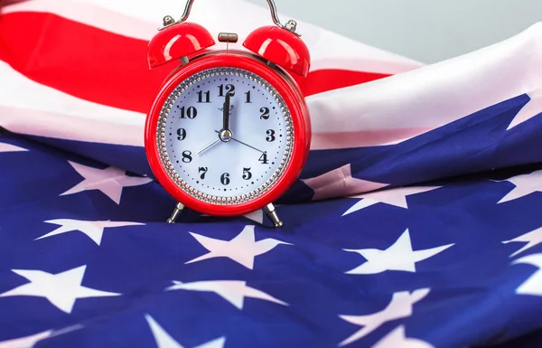 Flag of America and the clock, while America kotseptsiya — Stock Photo, Image