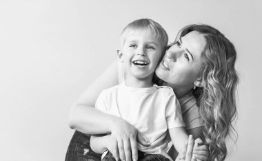 oynama ve anne sarılma mutlu bebek çocuk