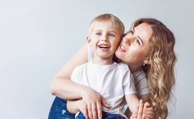 oynama ve anne sarılma mutlu bebek çocuk