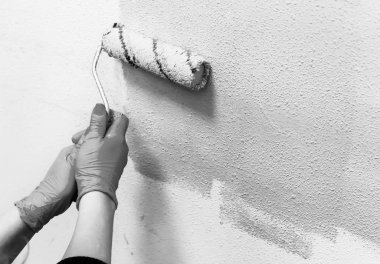 bir rulo kapalı çalışırken kullanarak Raşit el duvar boyası