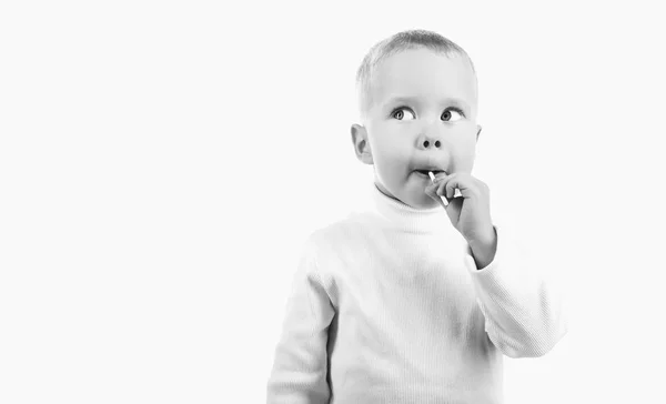 Fröhlicher kleiner Junge isst Süßigkeiten-Lutscher, — Stockfoto