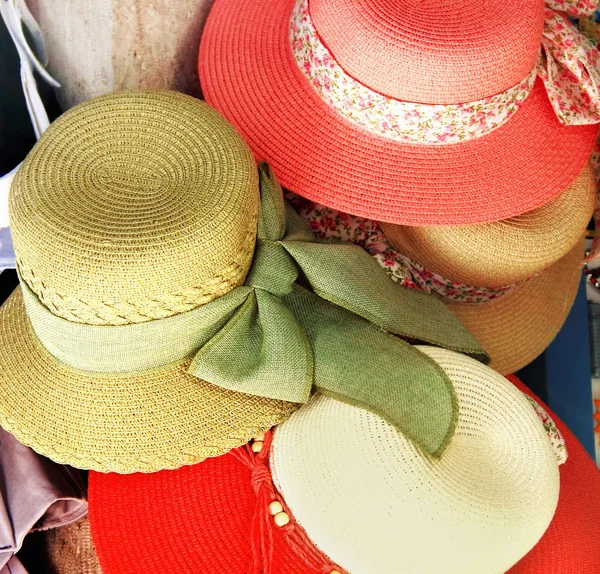 Chapeaux de plage pour femmes, été, vacances à la plage — Photo